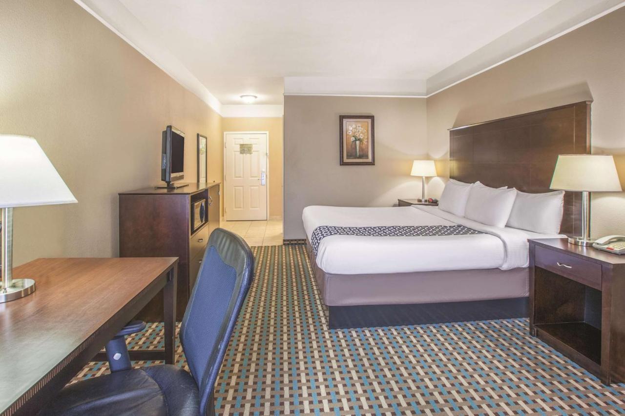 La Quinta By Wyndham Bay City Exterior photo
