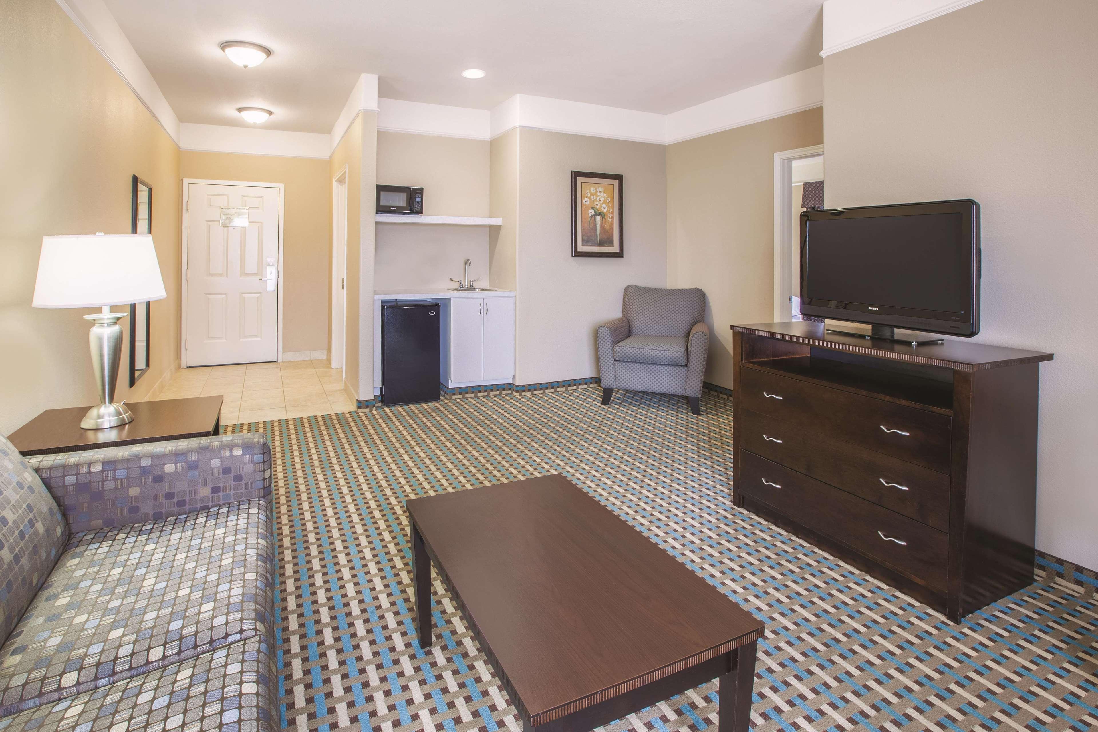 La Quinta By Wyndham Bay City Exterior photo